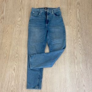 BDG girlfriend high rise cropped jeans size 28